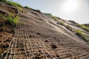 penggunaan cocomesh untuk area rawan longsor pada lereng sebagai stabilisasi tanah dan pencegahan erosi