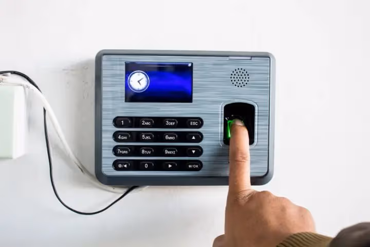 Fitur absensi fingerprint online