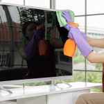 cara membersihkan layar televisi dengan aman